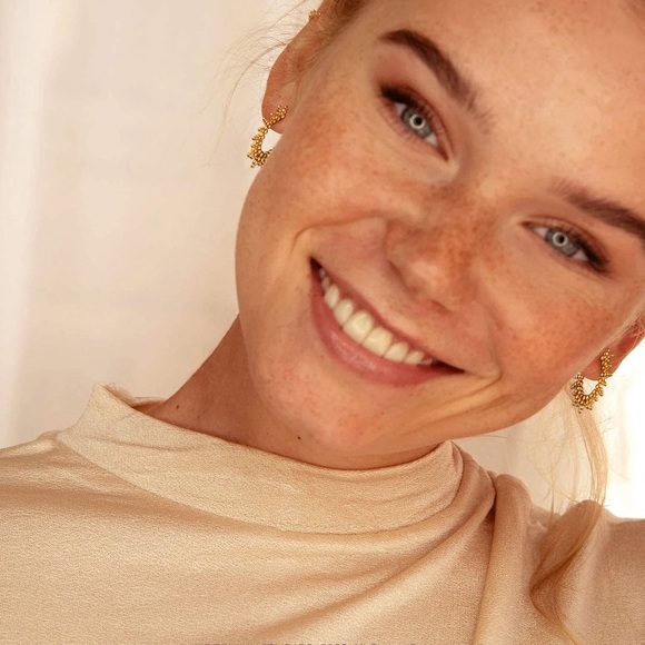 ✨18K Gold Plated Sun Sunburst Huggie Hoop Earrings - Picture 4 of 8